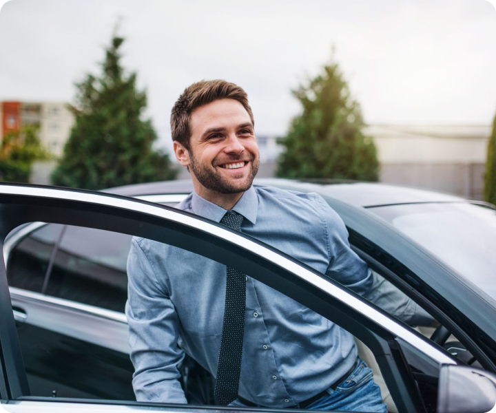 smiling-driving-instructor